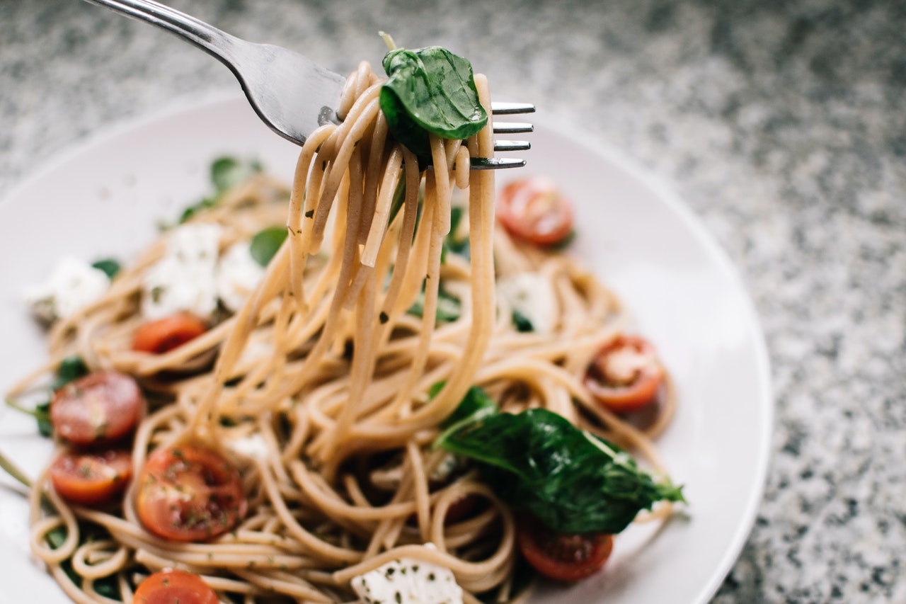 spaghetti z oliwką i pomidorkami