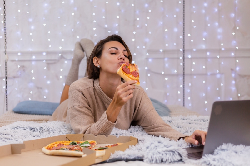kobieta fast food pizza łóżko