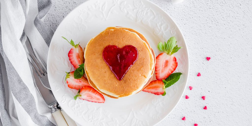 Walentynkowy Pancake z dżemem truskawkowym