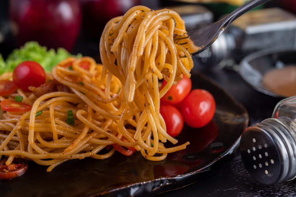 Spaghettini z kurkami w sosie pomidorowym