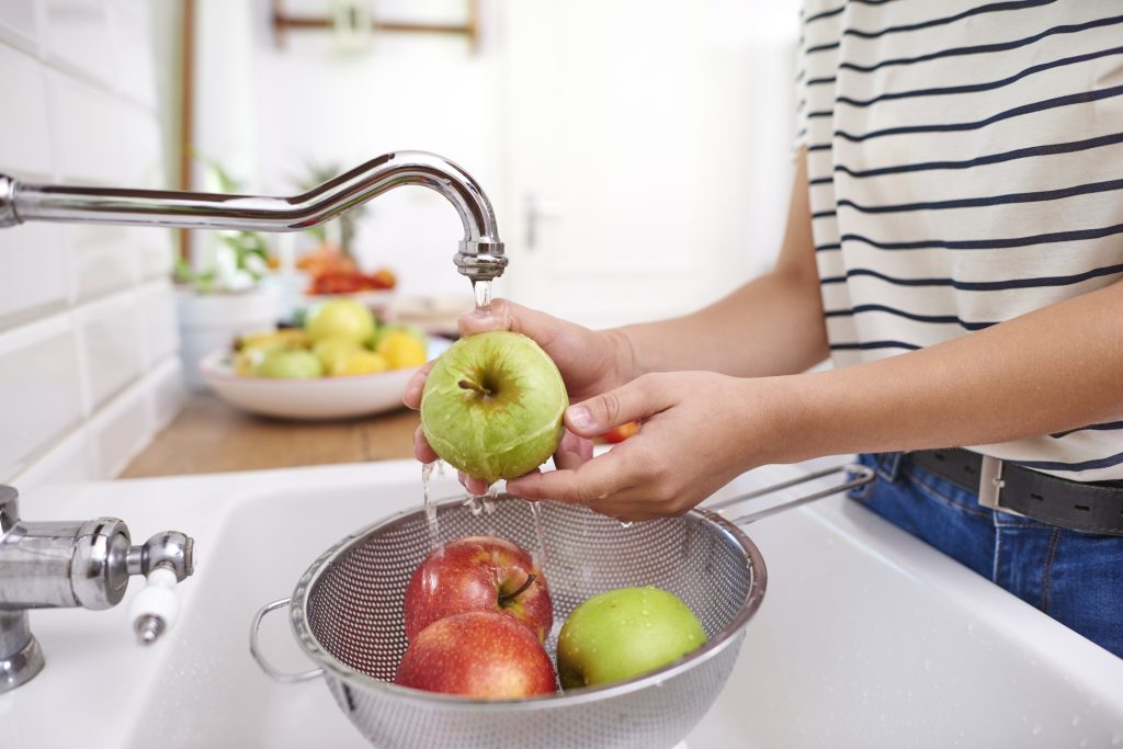 Mycie owoców i warzyw przed spożyciem - czy warto w każdym przypadku?